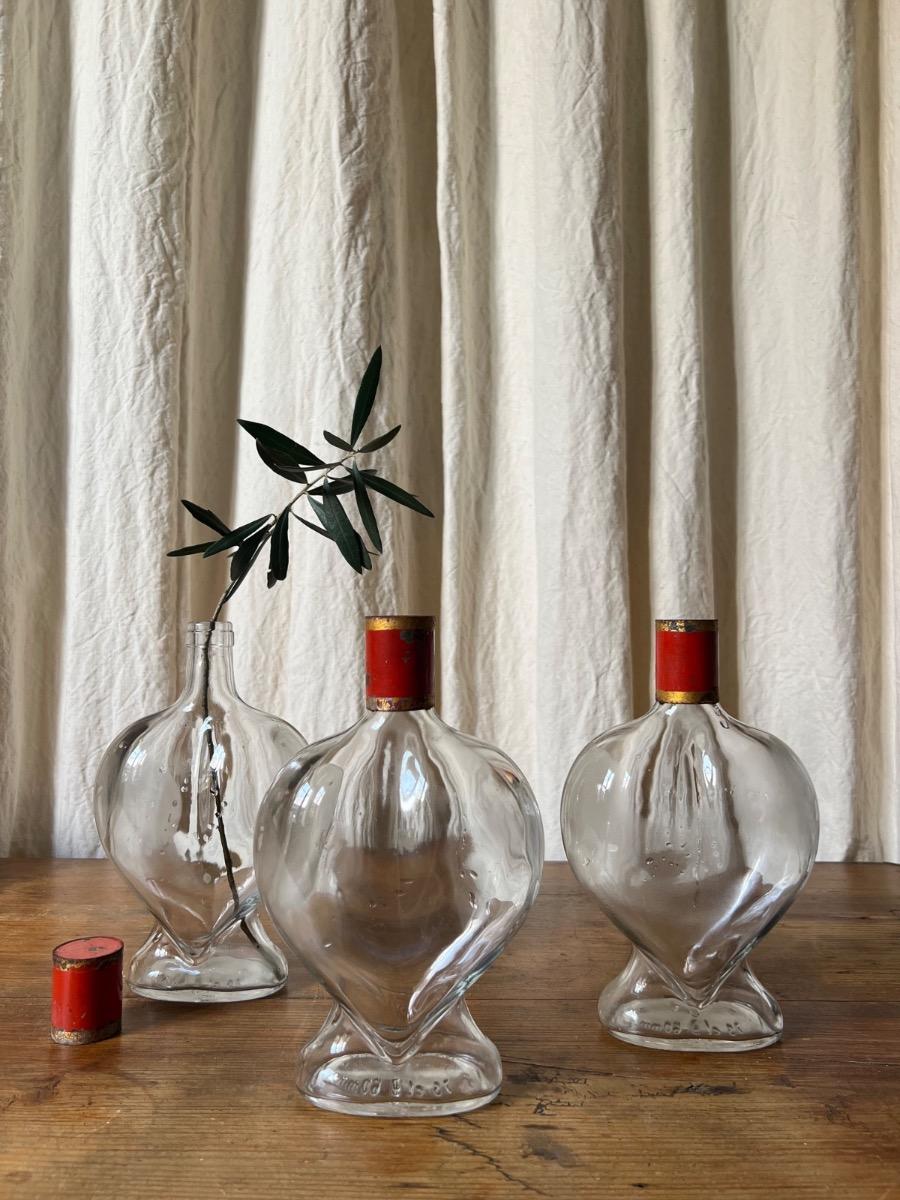 Suite de 3 flacons cœur 1950