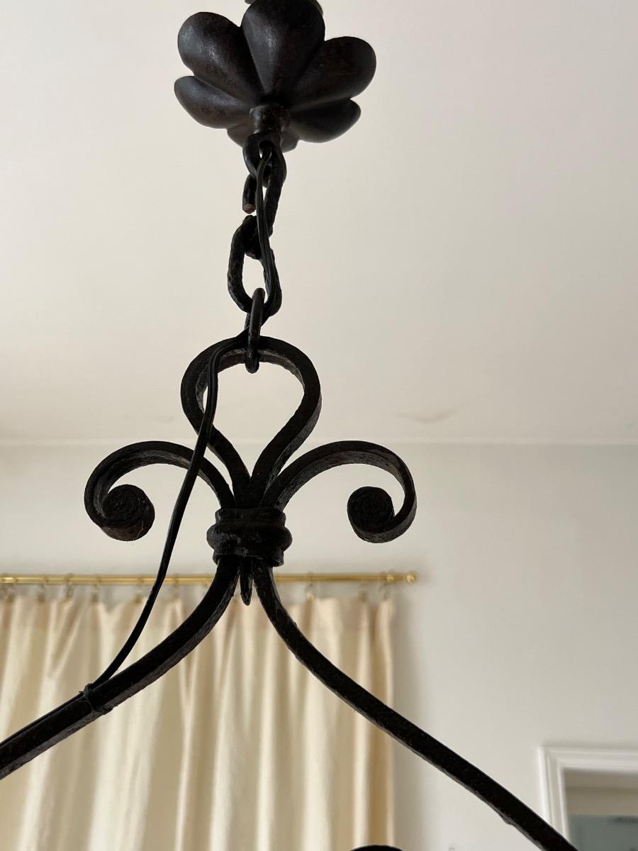 Lustre fer forgé décor silhouette 1920