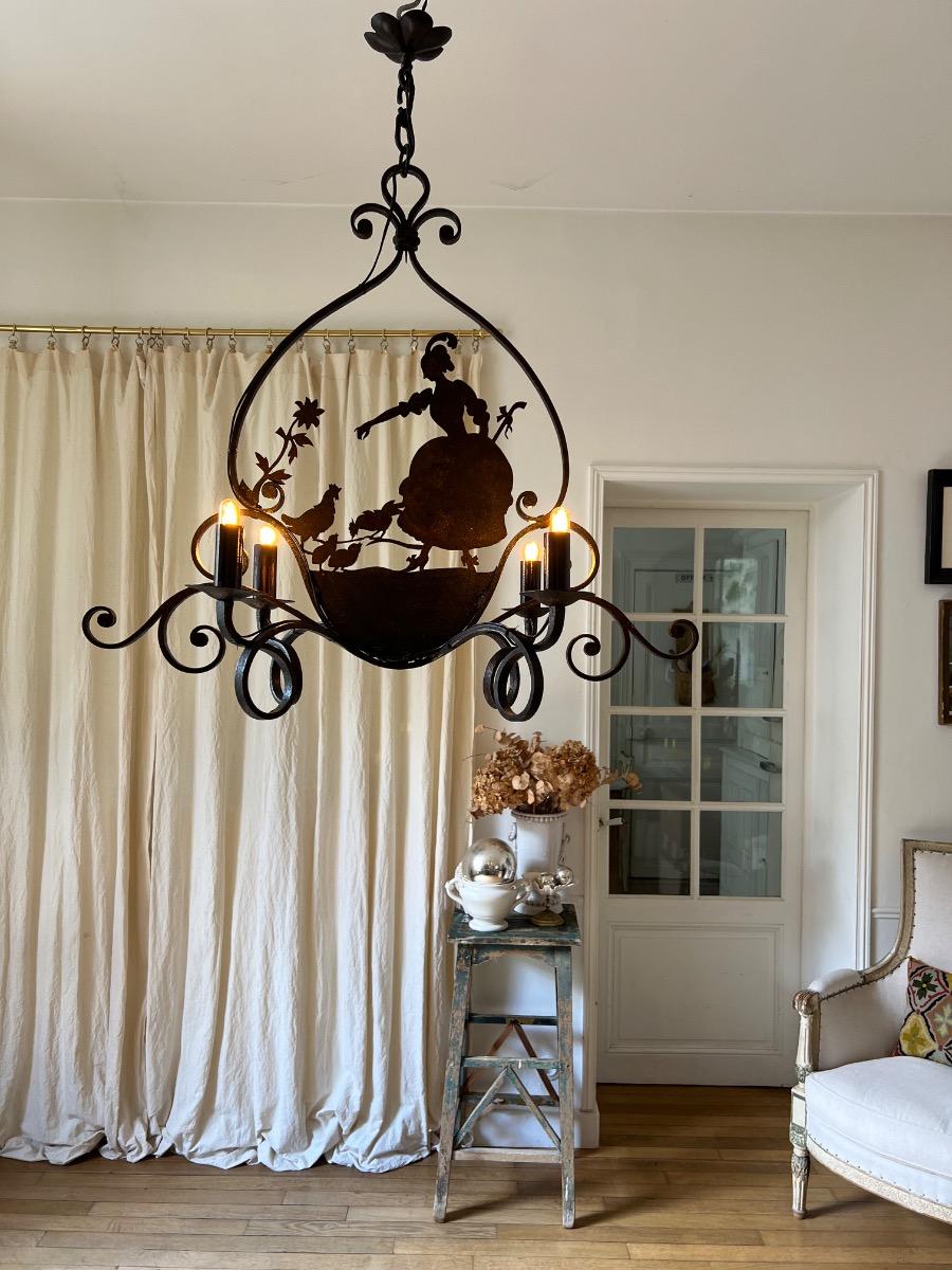 Lustre fer forgé décor silhouette 1920