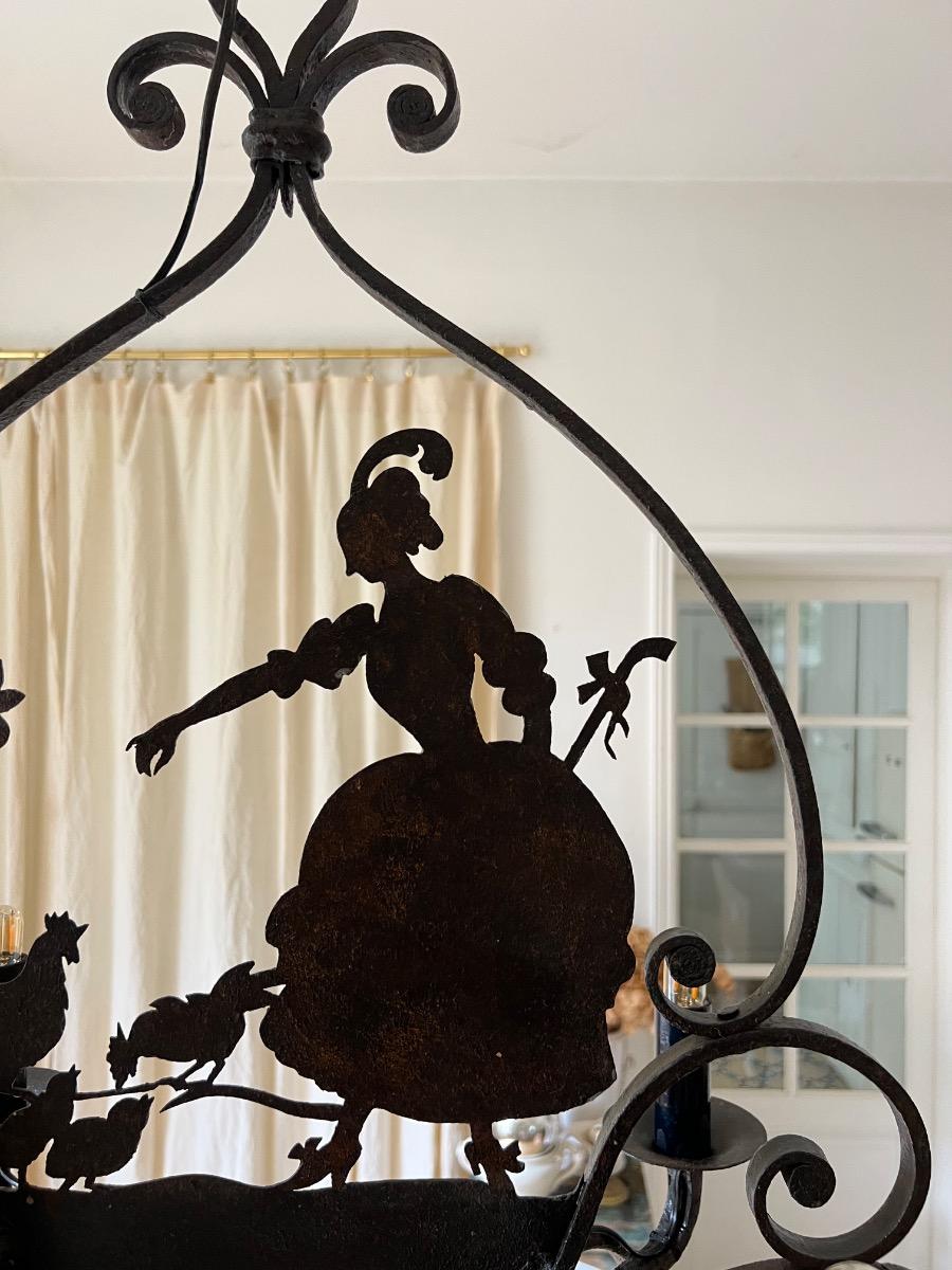 Lustre fer forgé décor silhouette 1920