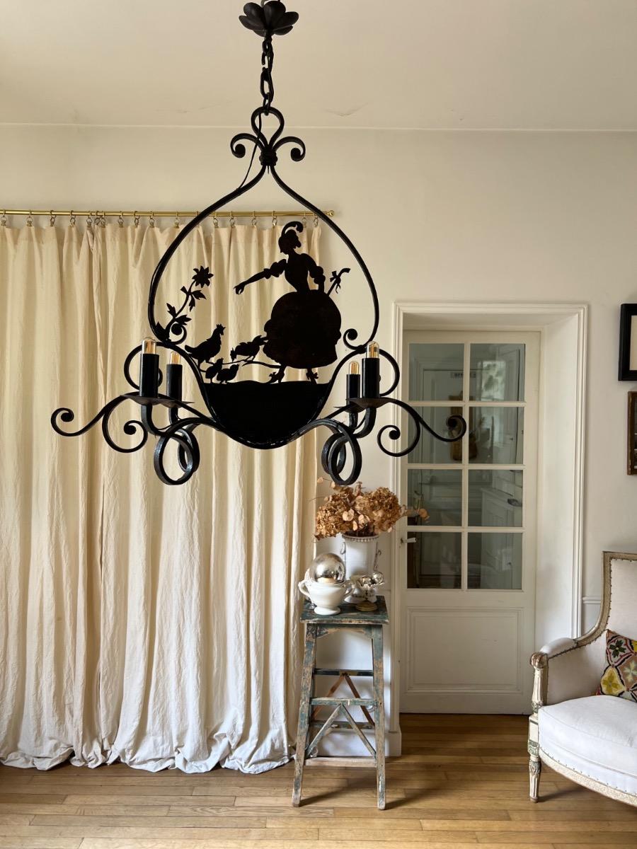 Lustre fer forgé décor silhouette 1920