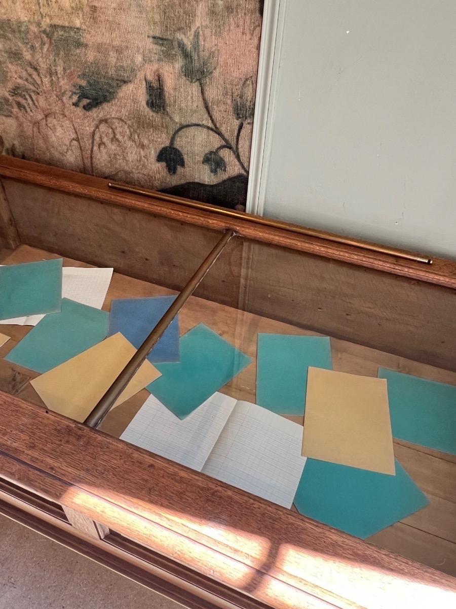 Paire de vitrines chêne et laiton 1920