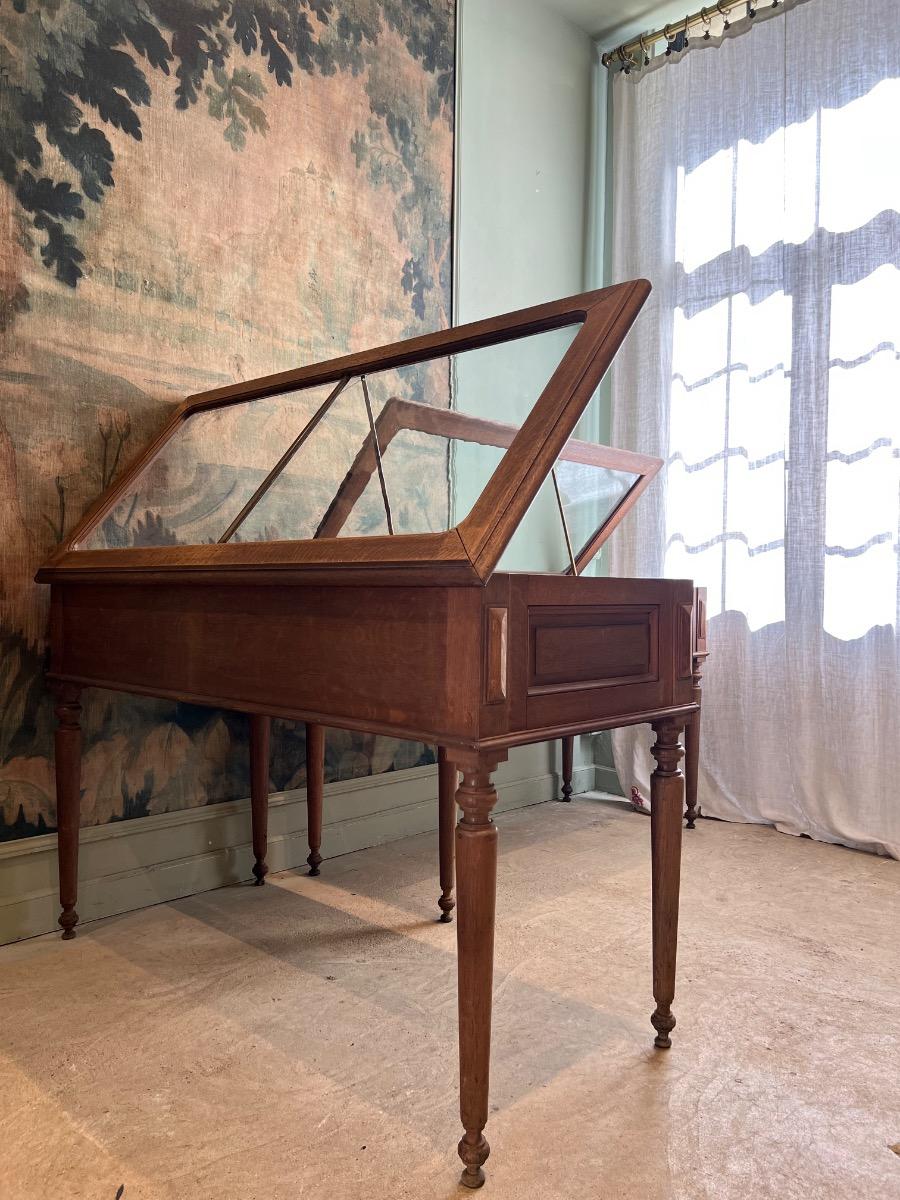 Paire de vitrines chêne et laiton 1920