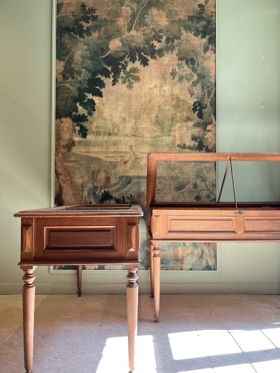 Paire de vitrines chêne et laiton 1920