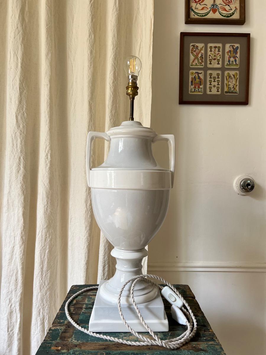 Lampe urne néoclassique faïence 1950
