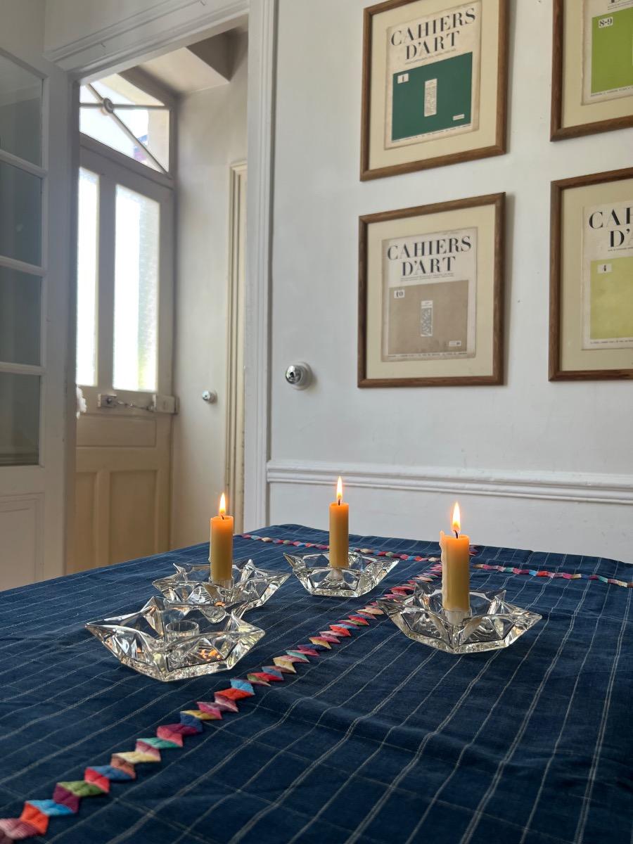 Suite 4 bougeoirs étoiles verre ciselé 1950