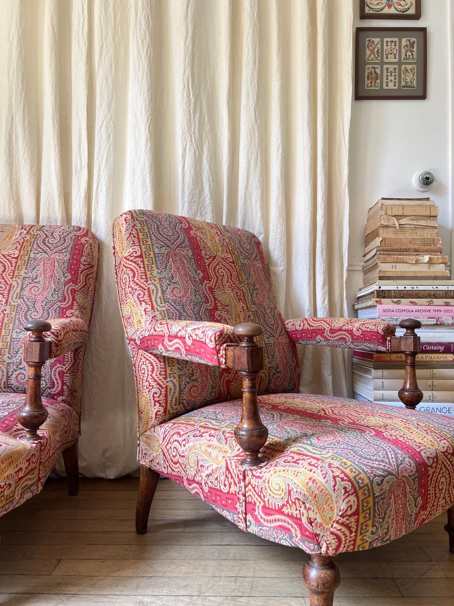 Paire de larges fauteuils noyer XIXème