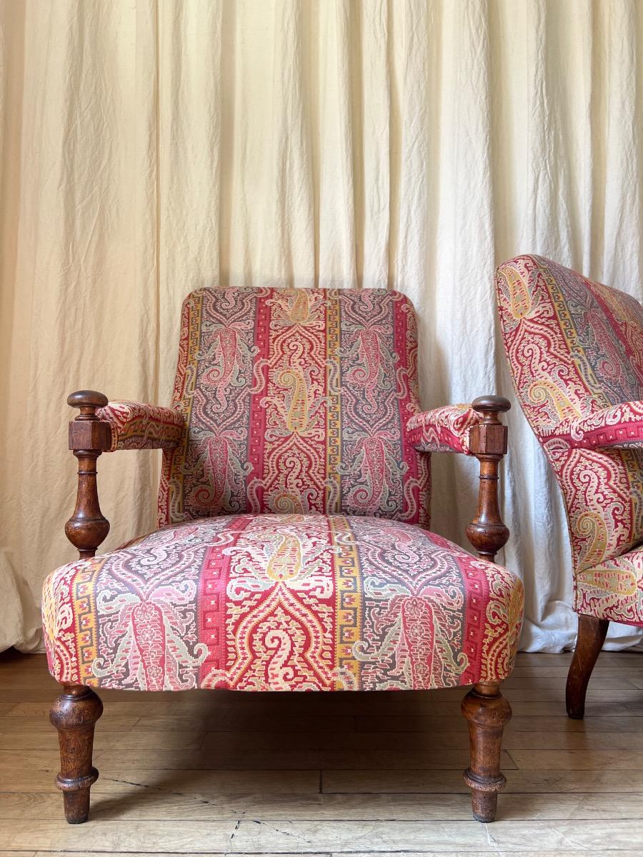 Paire de larges fauteuils noyer XIXème