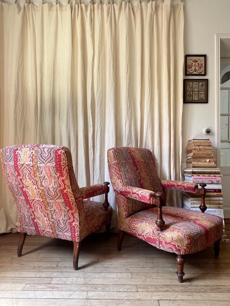 Paire de larges fauteuils noyer XIXème