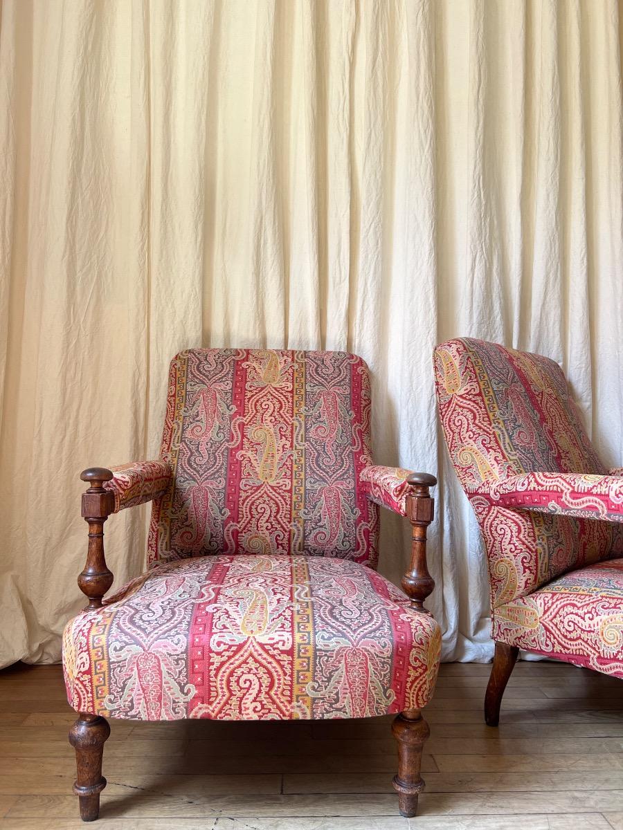 Paire de larges fauteuils noyer XIXème