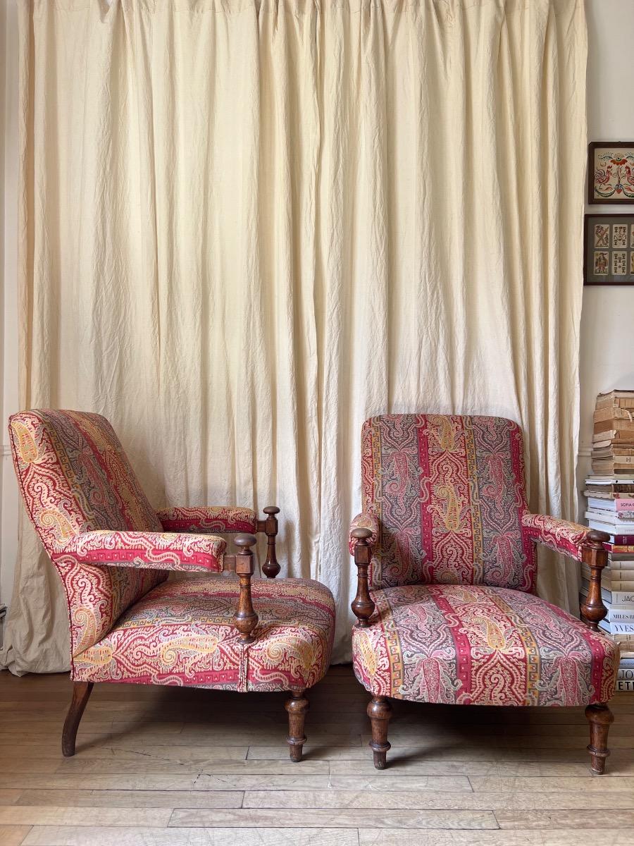 Paire de larges fauteuils noyer XIXème
