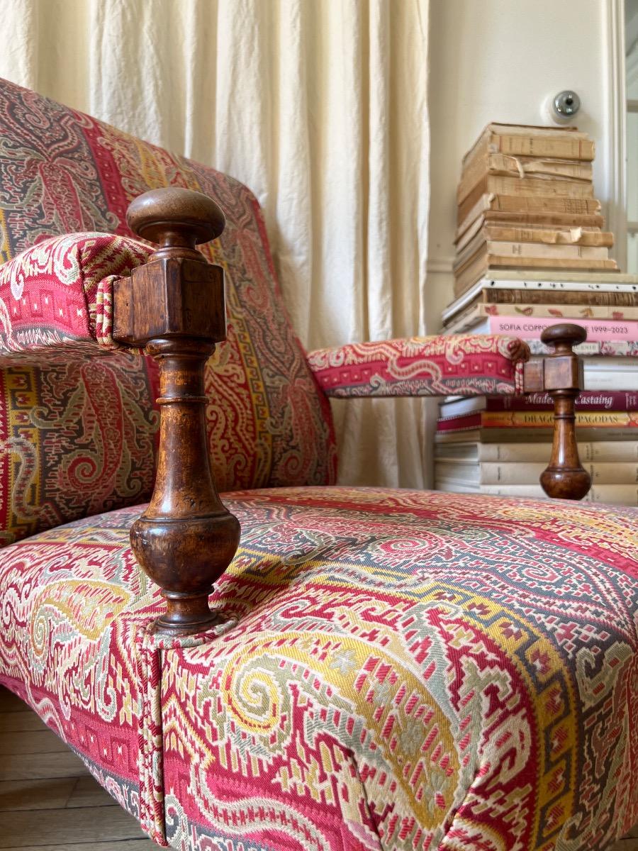 Paire de larges fauteuils noyer XIXème